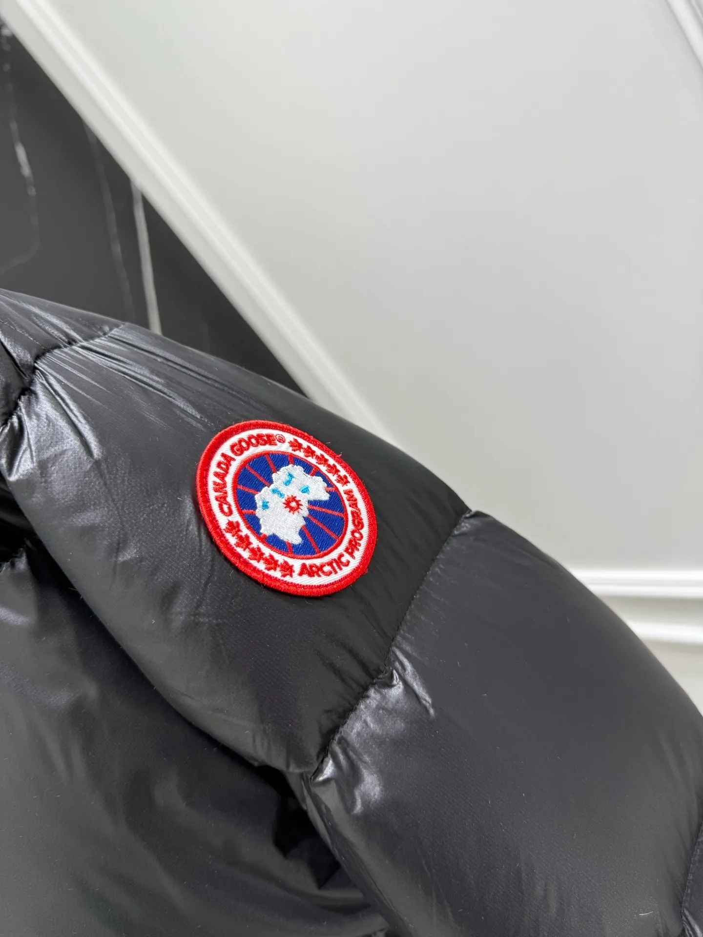 P720 top version, counter quality, different from ordinary versions on the market - Canada Goose Canada Goose Cypress classic embroidered logo logo short parka stand-up collar down jacket The most beautiful goose down jacket in history Red label series silver birch color full score for comfort and pleasure‼ ️ This is the most popular series this year. The embroidered logo on the sleeve arm brings to life Canada’s topographic map, which is perfect for comparison! YKK zippers and zipper webbing parts are supplied by customers. Each one has Goose's logo, and the placket webbing, wiring and other details are perfect💯. The waterproof surface layer is made of high-tech tear-proof fabric. It is supplied by high-end customers with fine down. It is filled with 80% white goose down. It has high resilience and is light and warm. The pockets on both sides can store small items, and the detachable elastic strap inside makes it easy to carry on the shoulder and frees your hands. Can be easily styled on all body types! The style is classic and timeless, warm and practical, and versatile! Enter with your eyes closed!  Size: S / M / L /
